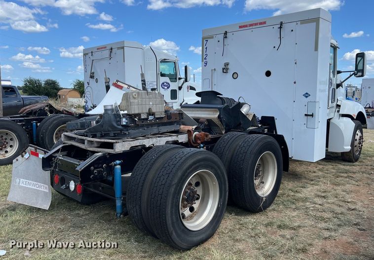 image for item EJ2911 2015 Kenworth  T600 truck cab and chassis 