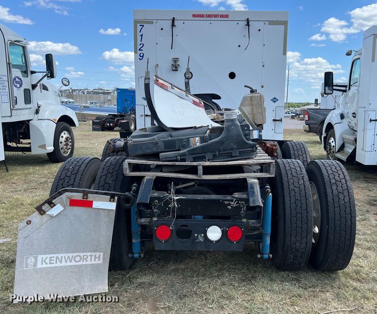 image for item EJ2911 2015 Kenworth  T600 truck cab and chassis 