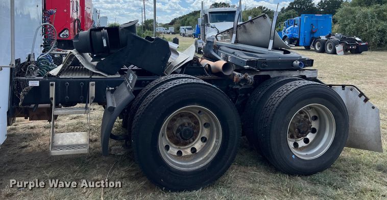 image for item EJ2911 2015 Kenworth  T600 truck cab and chassis 