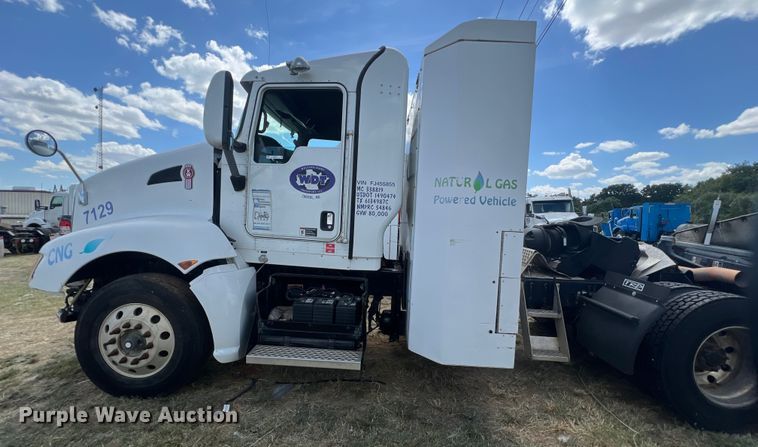 image for item EJ2911 2015 Kenworth  T600 truck cab and chassis 