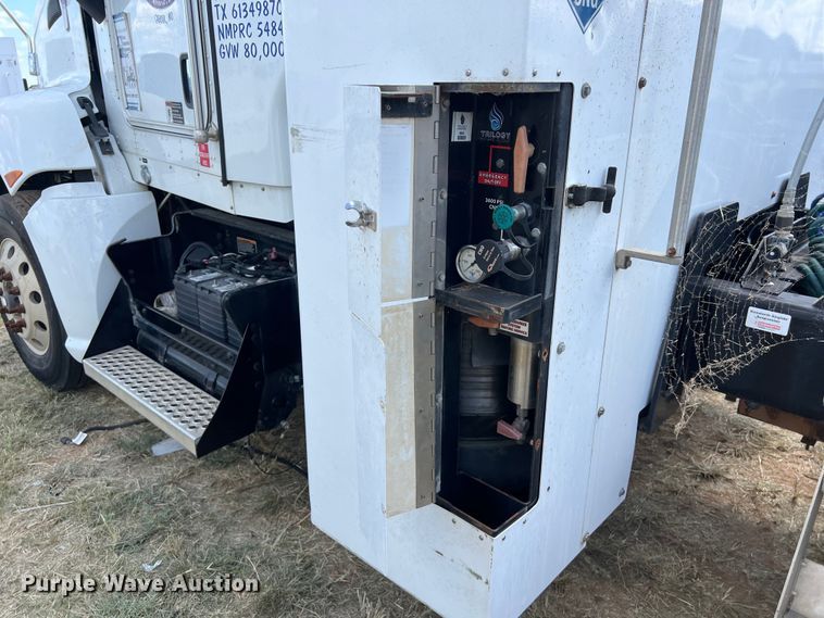 image for item EJ2911 2015 Kenworth  T600 truck cab and chassis 