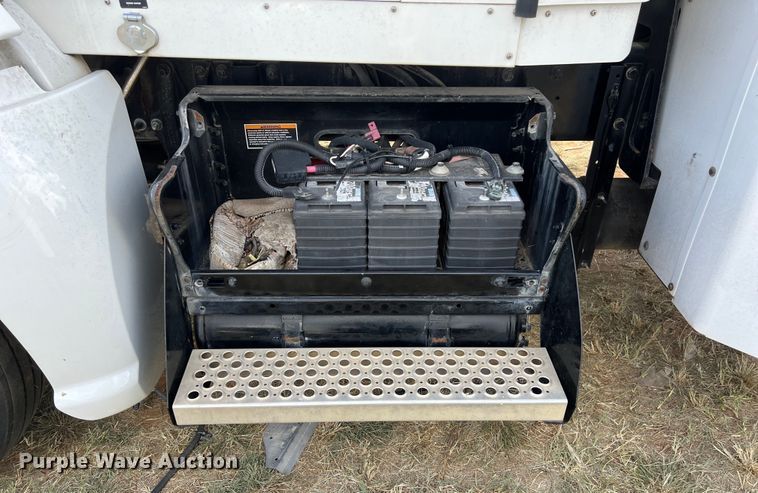 image for item EJ2911 2015 Kenworth  T600 truck cab and chassis 