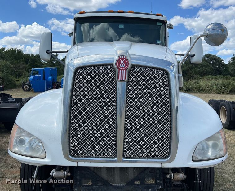 image for item EJ2911 2015 Kenworth  T600 truck cab and chassis 