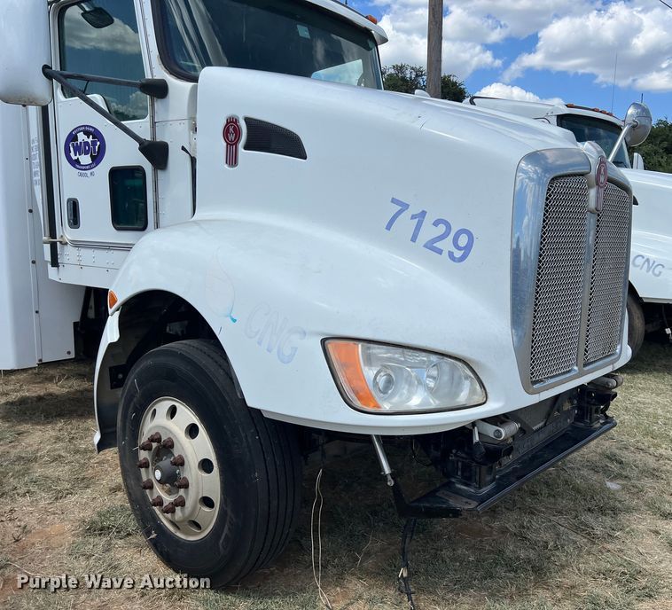 image for item EJ2911 2015 Kenworth  T600 truck cab and chassis 
