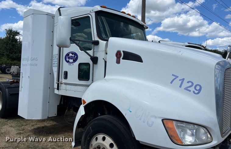 image for item EJ2911 2015 Kenworth  T600 truck cab and chassis 