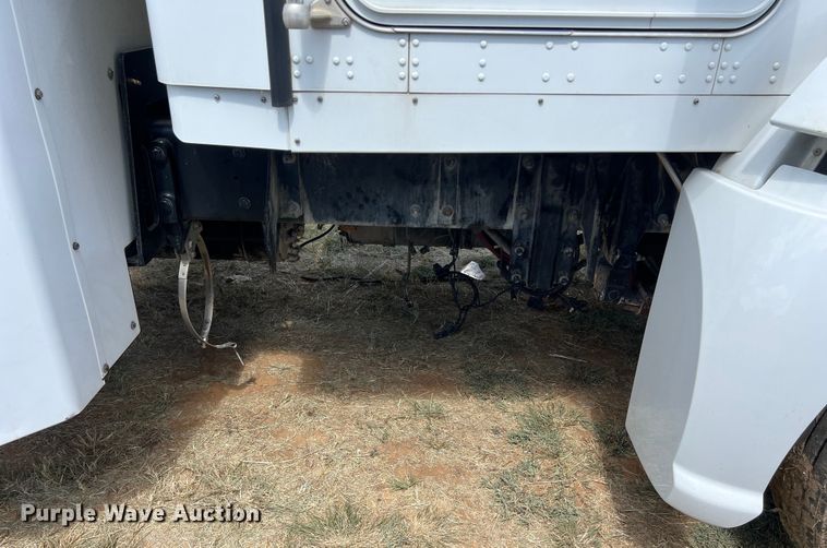 image for item EJ2911 2015 Kenworth  T600 truck cab and chassis 