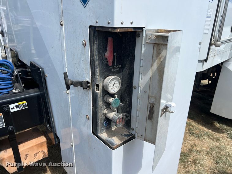 image for item EJ2911 2015 Kenworth  T600 truck cab and chassis 