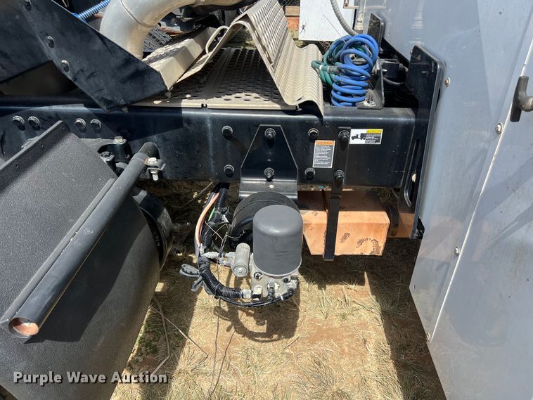 image for item EJ2911 2015 Kenworth  T600 truck cab and chassis 