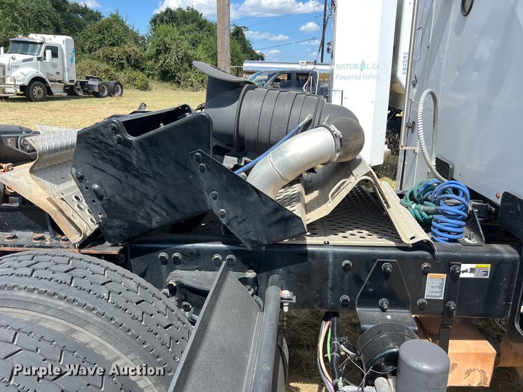 image for item EJ2911 2015 Kenworth  T600 truck cab and chassis 