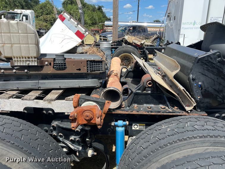 image for item EJ2911 2015 Kenworth  T600 truck cab and chassis 