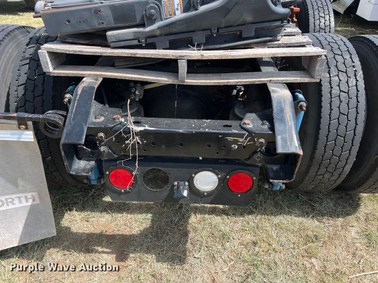 image for item EJ2911 2015 Kenworth  T600 truck cab and chassis 