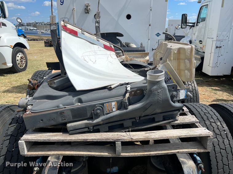 image for item EJ2911 2015 Kenworth  T600 truck cab and chassis 