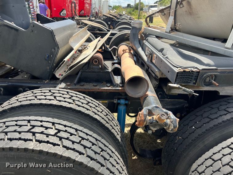 image for item EJ2911 2015 Kenworth  T600 truck cab and chassis 