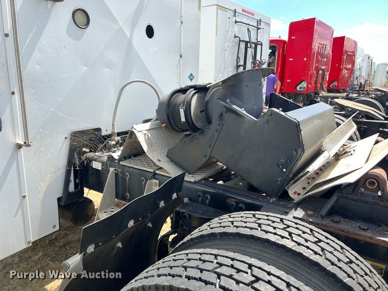 image for item EJ2911 2015 Kenworth  T600 truck cab and chassis 