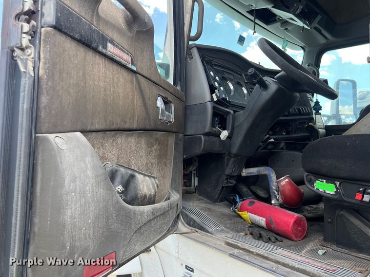 image for item EJ2911 2015 Kenworth  T600 truck cab and chassis 