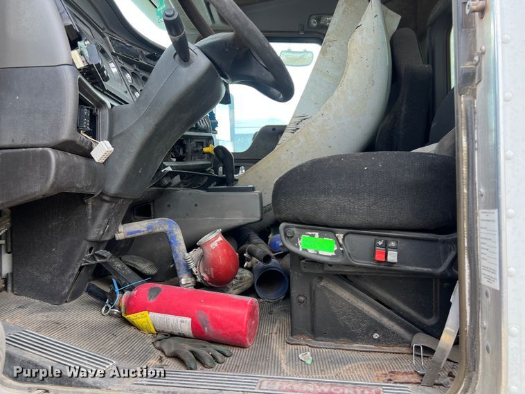 image for item EJ2911 2015 Kenworth  T600 truck cab and chassis 