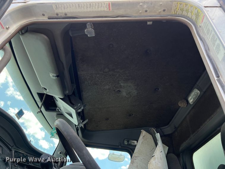 image for item EJ2911 2015 Kenworth  T600 truck cab and chassis 