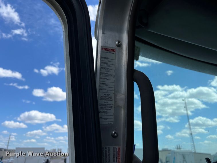 image for item EJ2911 2015 Kenworth  T600 truck cab and chassis 