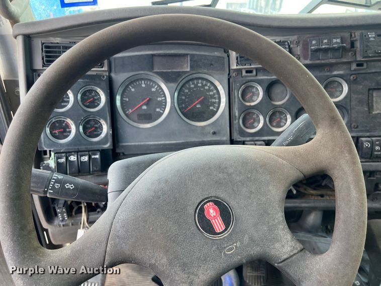 image for item EJ2911 2015 Kenworth  T600 truck cab and chassis 