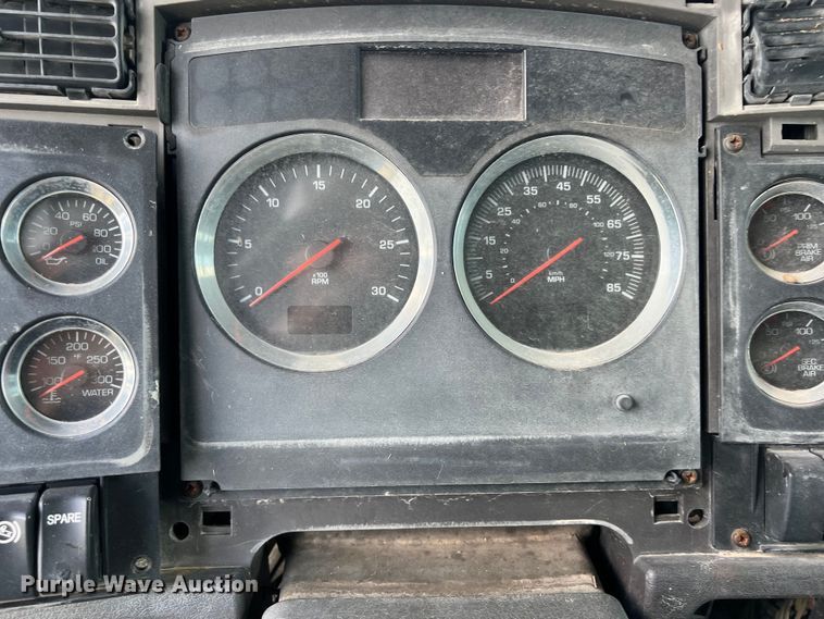 image for item EJ2911 2015 Kenworth  T600 truck cab and chassis 