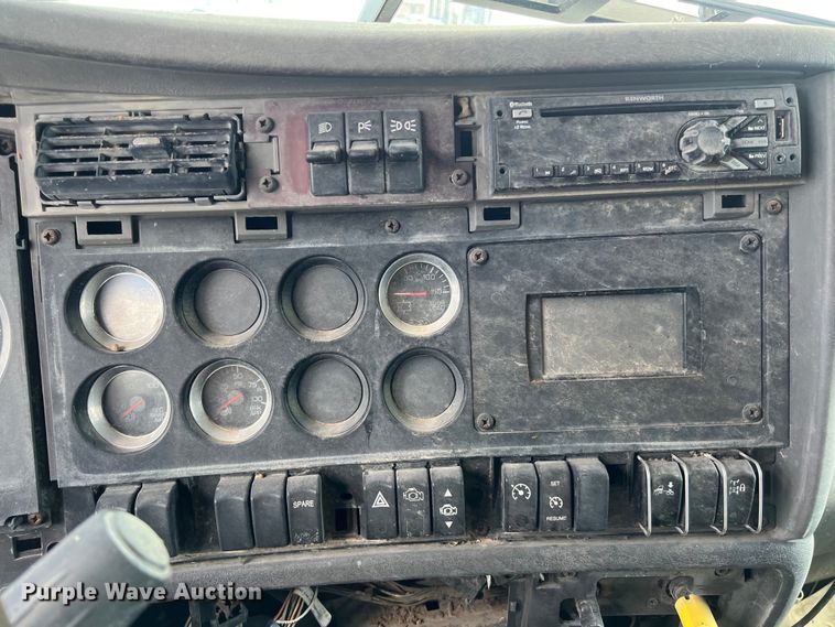 image for item EJ2911 2015 Kenworth  T600 truck cab and chassis 