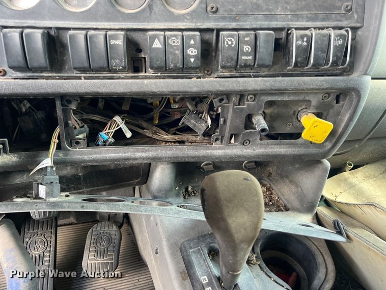 image for item EJ2911 2015 Kenworth  T600 truck cab and chassis 