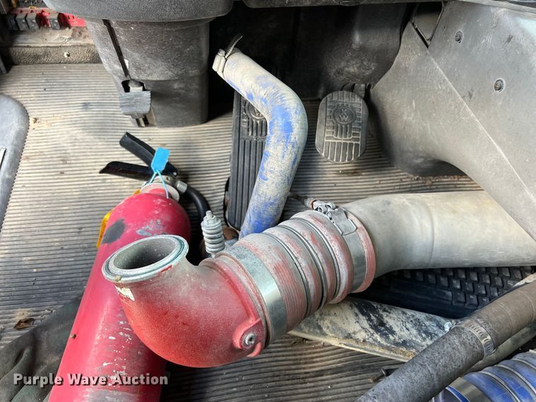 image for item EJ2911 2015 Kenworth  T600 truck cab and chassis 