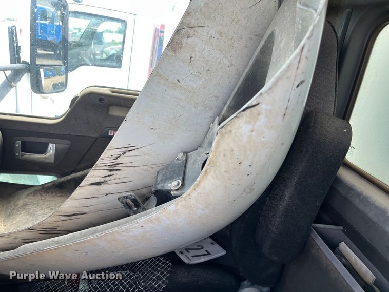 image for item EJ2911 2015 Kenworth  T600 truck cab and chassis 