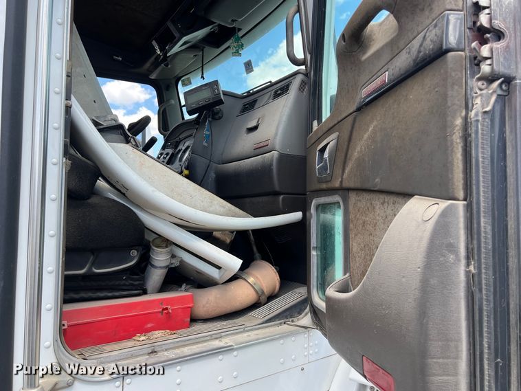 image for item EJ2911 2015 Kenworth  T600 truck cab and chassis 