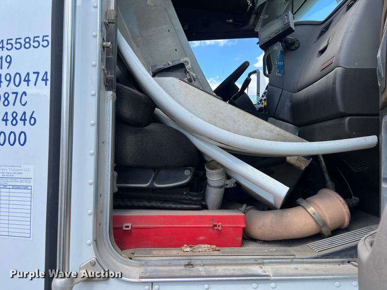 image for item EJ2911 2015 Kenworth  T600 truck cab and chassis 