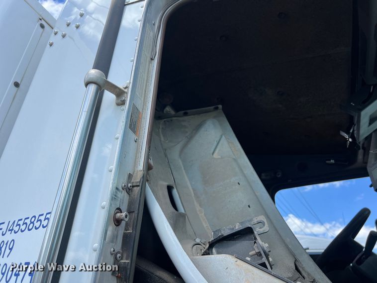 image for item EJ2911 2015 Kenworth  T600 truck cab and chassis 