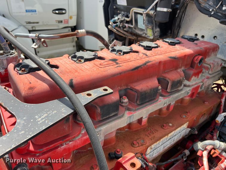 image for item EJ2911 2015 Kenworth  T600 truck cab and chassis 