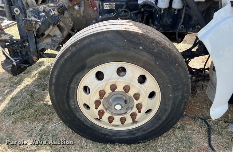 image for item EJ2911 2015 Kenworth  T600 truck cab and chassis 