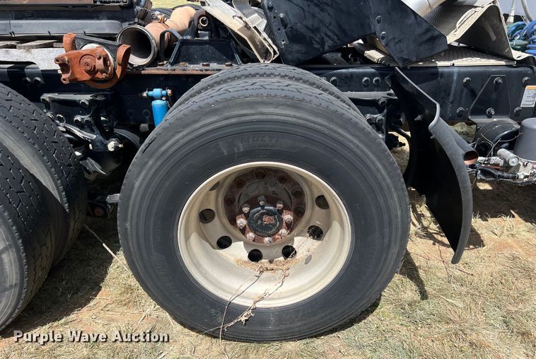 image for item EJ2911 2015 Kenworth  T600 truck cab and chassis 