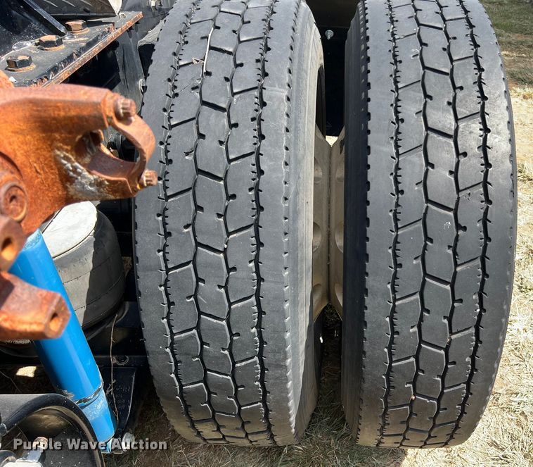 image for item EJ2911 2015 Kenworth  T600 truck cab and chassis 