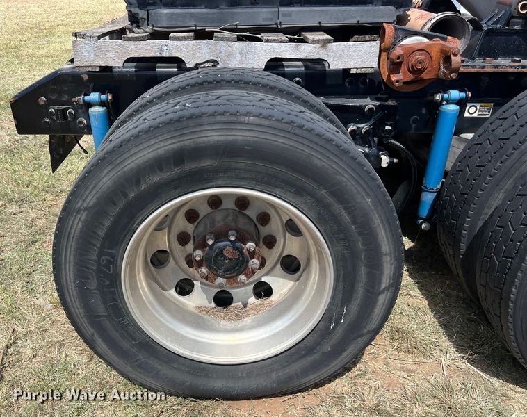 image for item EJ2911 2015 Kenworth  T600 truck cab and chassis 