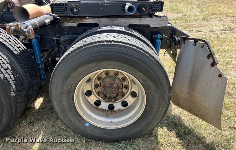 image for item EJ2911 2015 Kenworth  T600 truck cab and chassis 