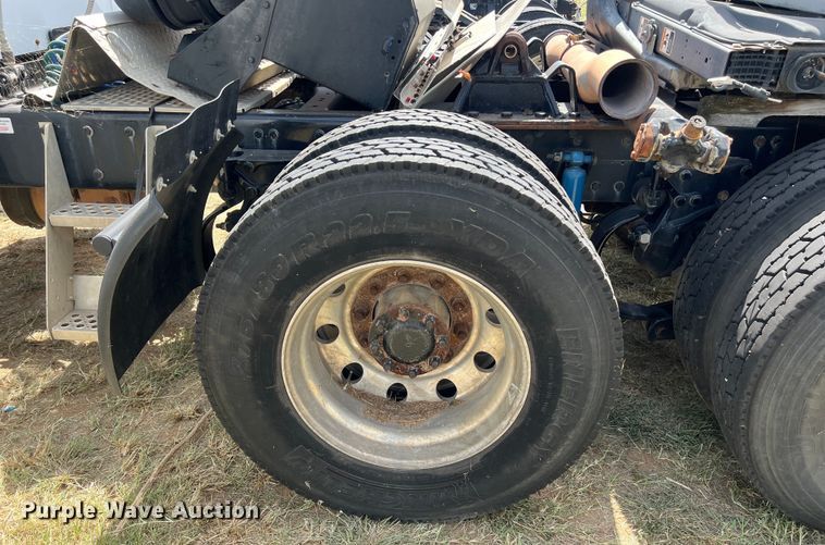 image for item EJ2911 2015 Kenworth  T600 truck cab and chassis 