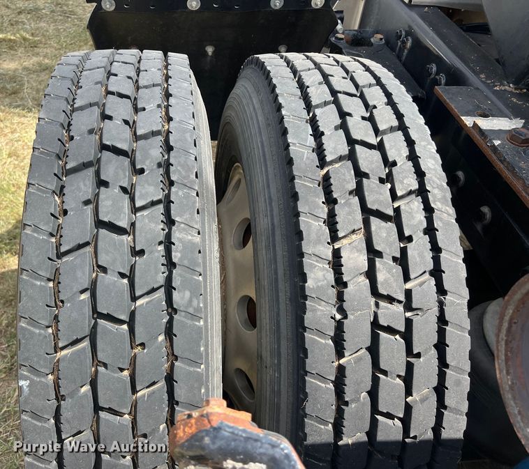 image for item EJ2911 2015 Kenworth  T600 truck cab and chassis 