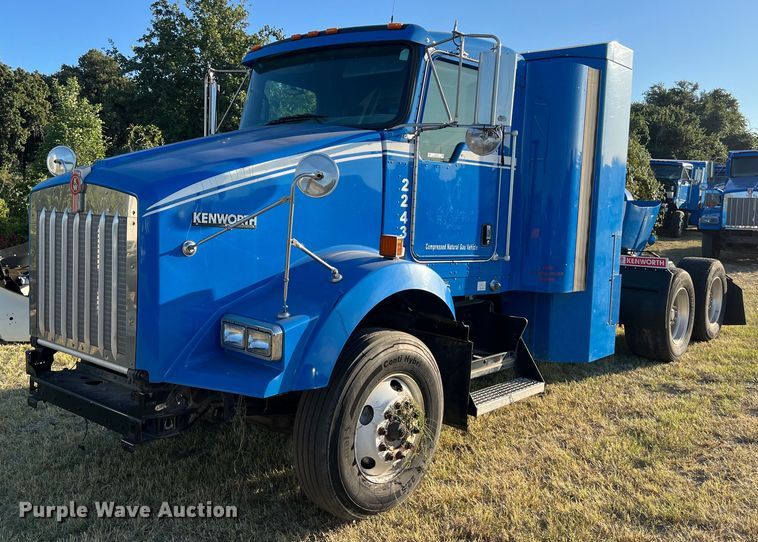 image for item EJ2914 2014 Kenworth  T800 semi truck