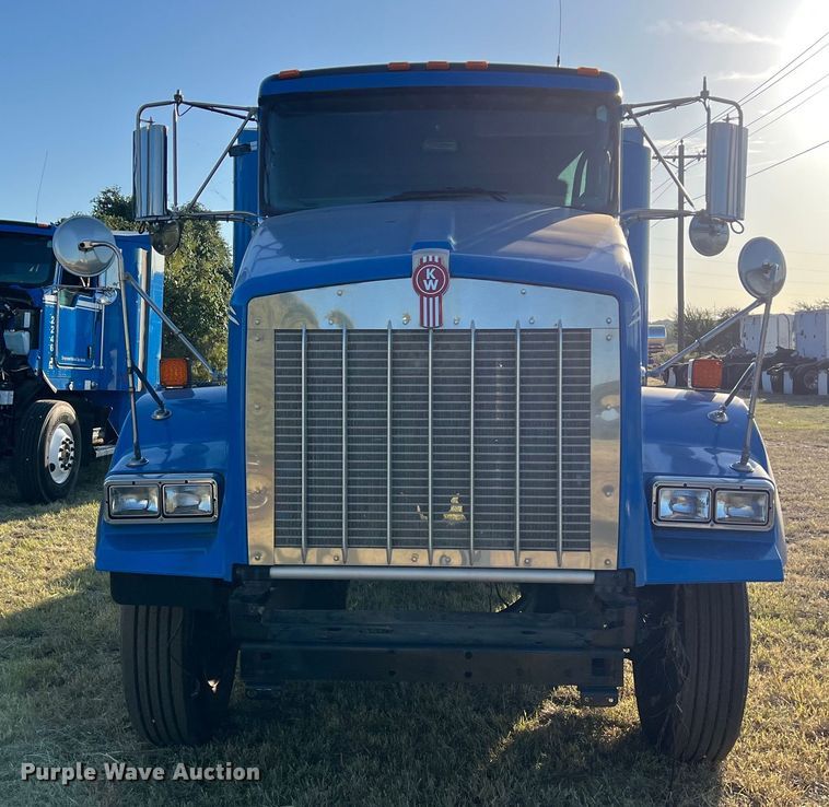 image for item EJ2914 2014 Kenworth  T800 semi truck