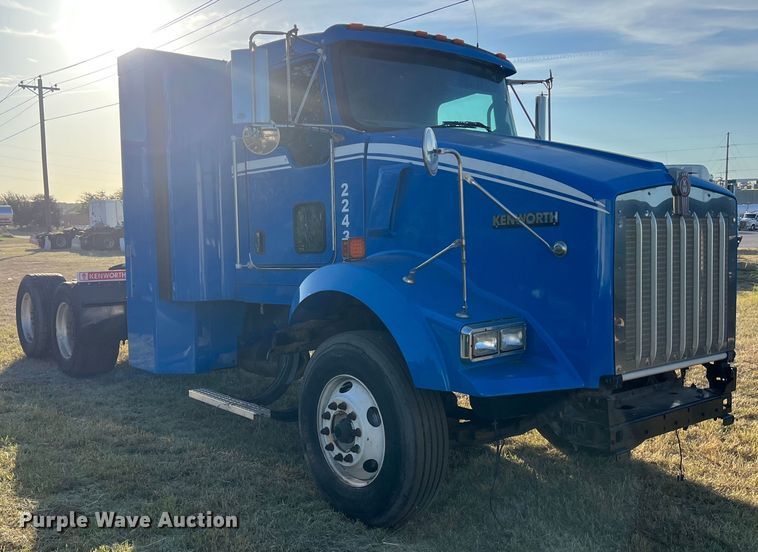 image for item EJ2914 2014 Kenworth  T800 semi truck