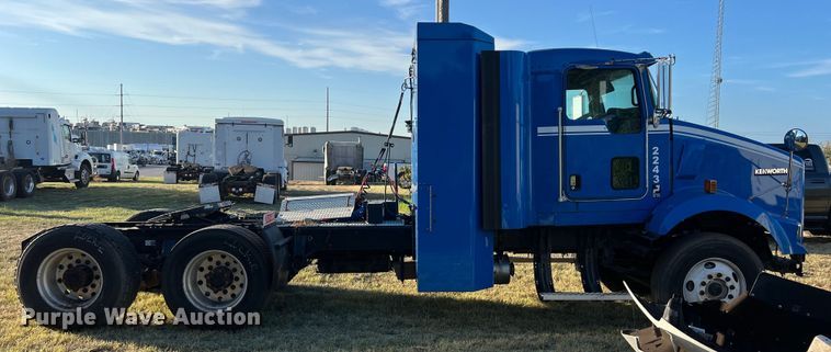 image for item EJ2914 2014 Kenworth  T800 semi truck