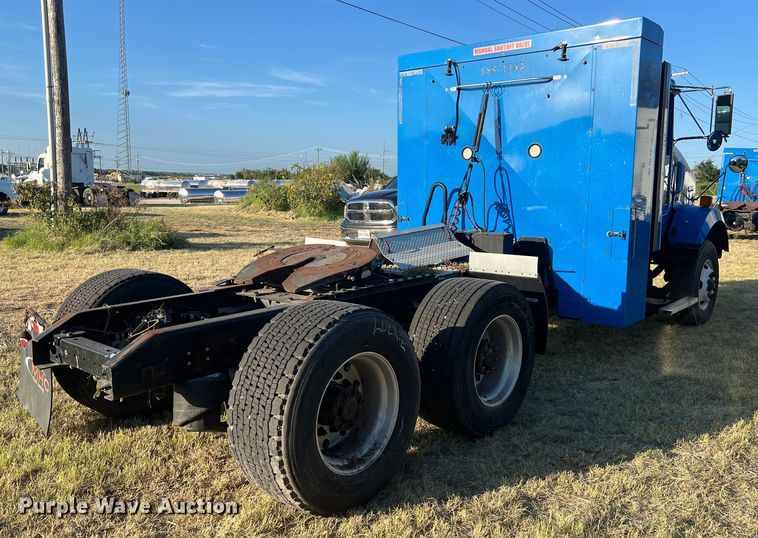 image for item EJ2914 2014 Kenworth  T800 semi truck