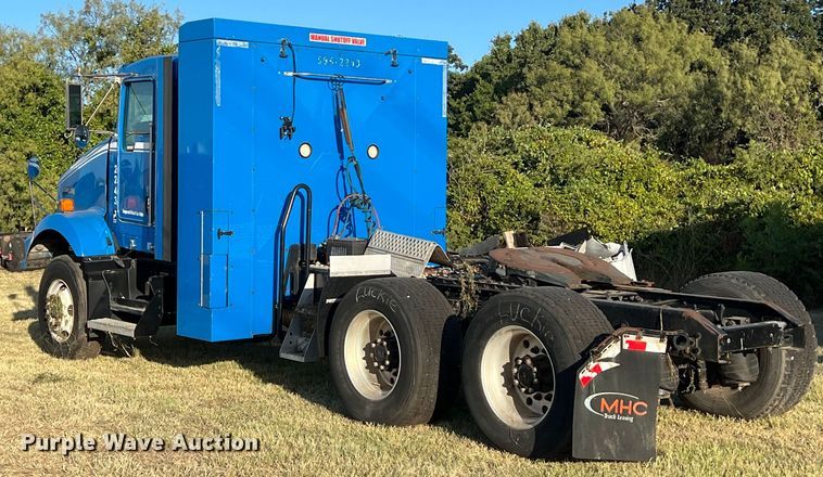 image for item EJ2914 2014 Kenworth  T800 semi truck