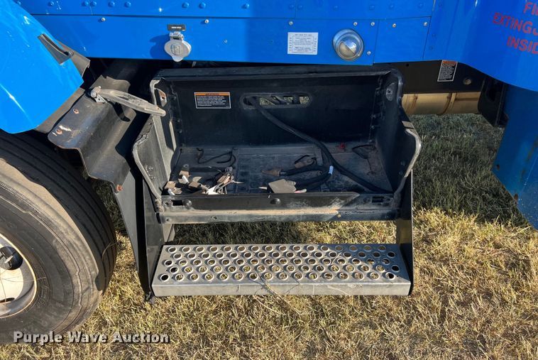 image for item EJ2914 2014 Kenworth  T800 semi truck