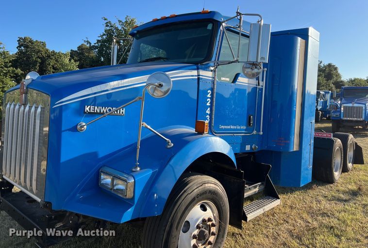 image for item EJ2914 2014 Kenworth  T800 semi truck