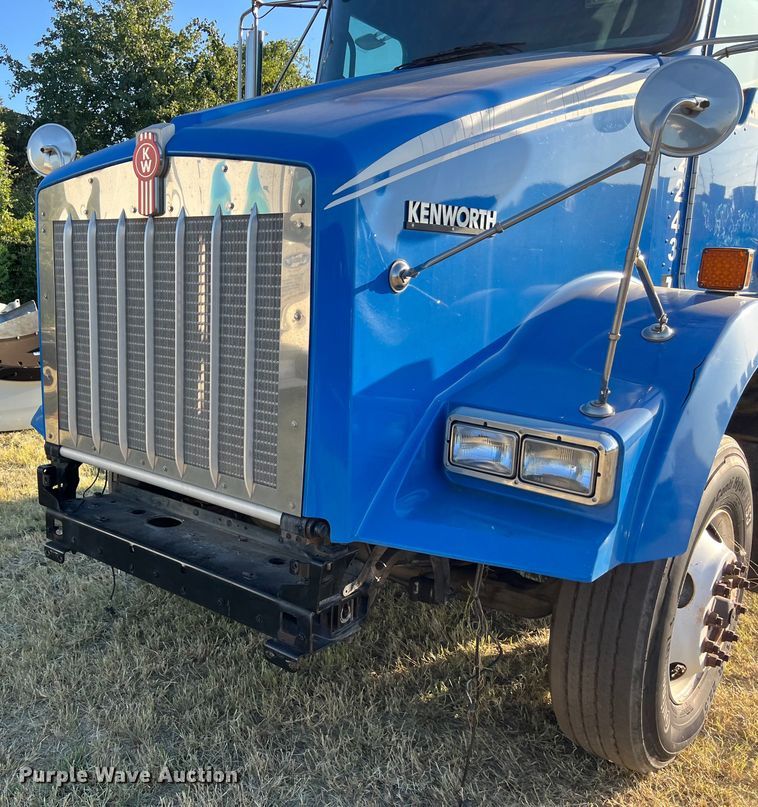image for item EJ2914 2014 Kenworth  T800 semi truck