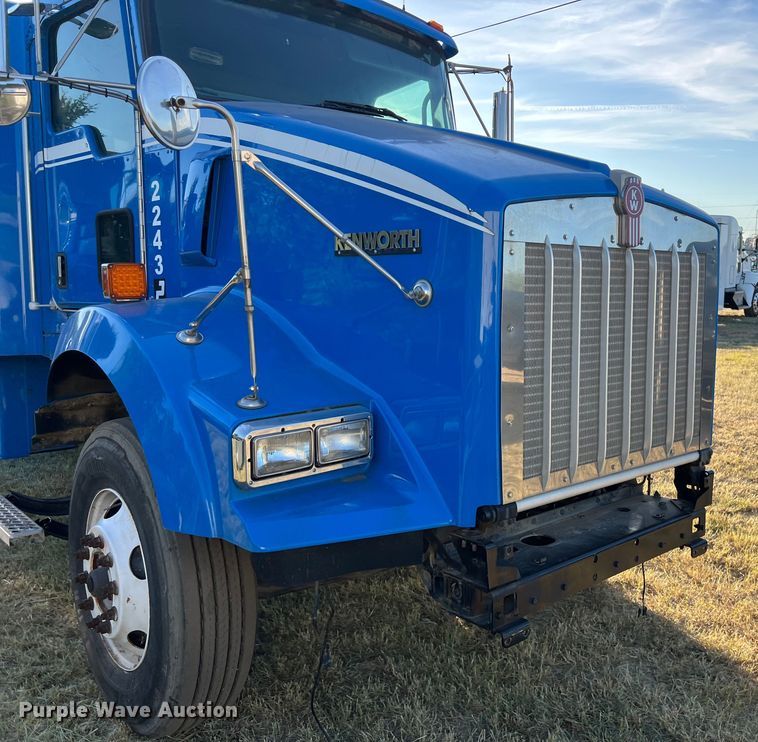 image for item EJ2914 2014 Kenworth  T800 semi truck