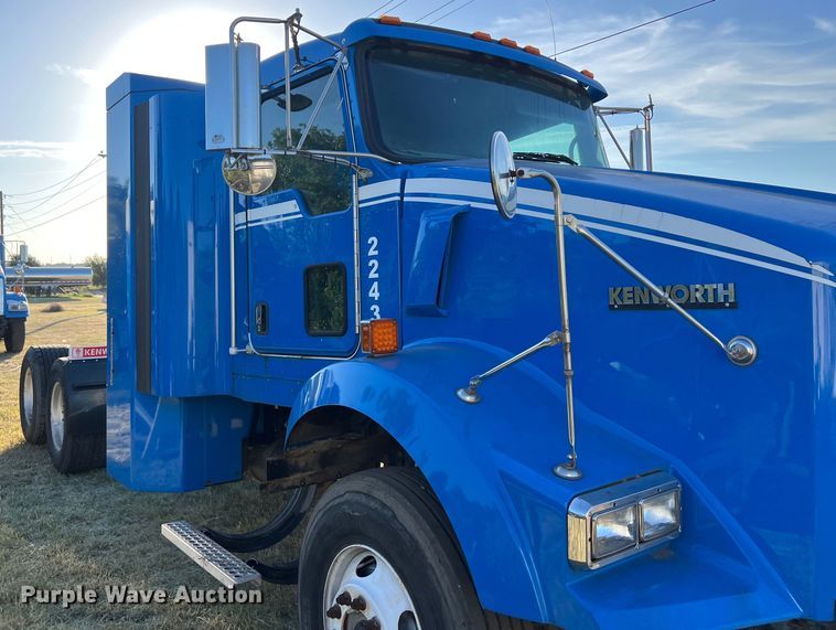image for item EJ2914 2014 Kenworth  T800 semi truck